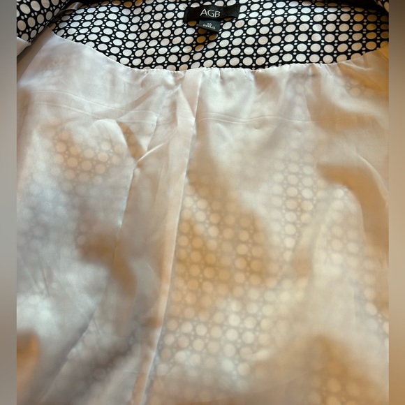 AGB Women’s Short  Black & White Jacket - 3 Buttons Down the Front - Size 12 - Picture 8 of 10